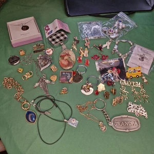 Enorme Lotto Gioielli 50+ Pezzi Mamma Nonna Infermiera Famiglia Insegnante Alcune Nuove Con Etichette Spille - Foto 1 di 24