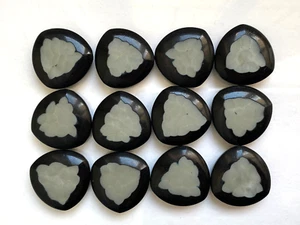 Lot de 12 boutons vintage 20 x 20 x 20 mm - Plastique noir et gris triangle - Imagen 1 de 11