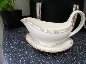 WEDGWOOD COLCHESTER GRAVY BOAT & STAND - Picture 1 of 4