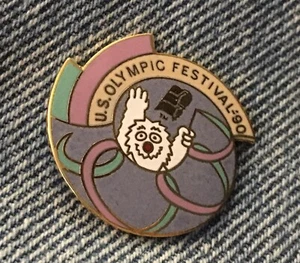 Alfiler de solapa de gimnasia rítmica ~ Festival Olímpico de EE. UU. ~ 1990 ~ Mascota Willie - Imagen 1 de 2
