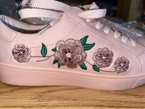Size 9 Comfort View Pink Floral Embroidered Sneakers NWT - Picture 1 of 7