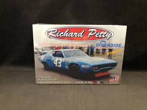 Salvinos - Richard Petty Riverside Winner 1972 Chrysler Plymouth 1:25 Scale Kit - Picture 1 of 6