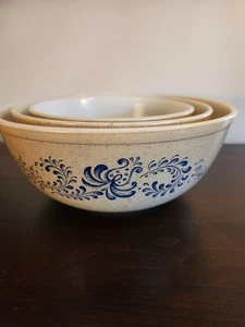 Vintage Pyrex HOMESTEAD Tan/Blue Mixing Nesting Bowl 3pc Set 402, 403, 404 - Picture 1 of 12