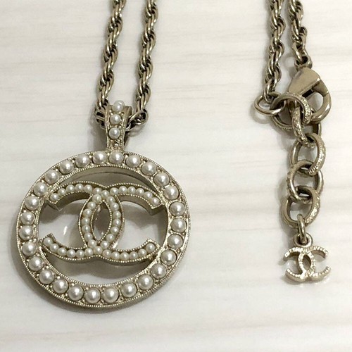 Collana Rotonda Logo Chanel CC Cerchio di Perle 25" Tono Oro C18V Autentica con Scatola D g114