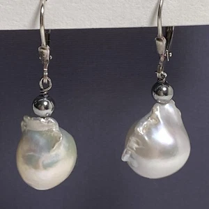 Pendientes colgantes barrocos con cierre de palanca de perlas de agua dulce de plata esterlina Iris & Lily  - Imagen 1 de 6