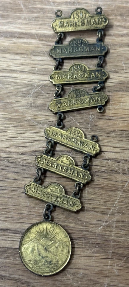 Insignia de tirador de la Guardia Nacional de Nueva York con marca Tiffany de la década de 1890 Foto 1 de 4