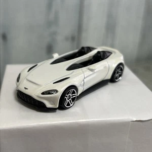 Hot Wheels ASTON MARTIN V12 SPEEDSTER WHITE LOOSE 1/64 - Picture 1 of 4