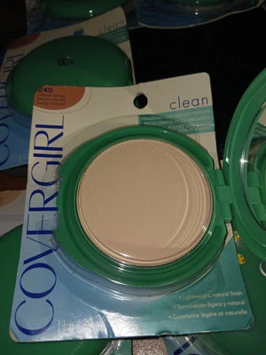 COVERGIRL CLEAN PRESSED POWDER  #240 NATURAL BEIGE  SENSITIVE SKIN NEW ON CARD - Image 1 of 4