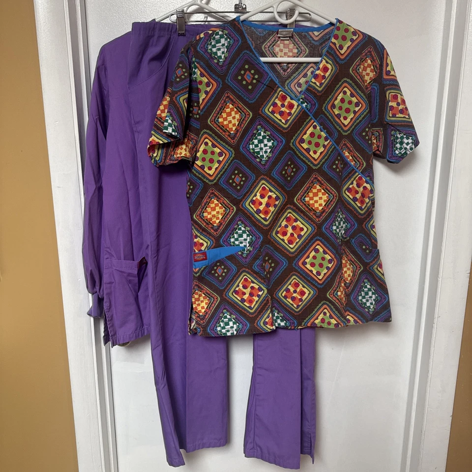 Conjunto Médico Dickies - Chaqueta Púrpura (S), Top Estampado (M), Pantalones (L) - Usado Bueno Foto 1 de 4