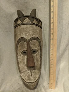 Hohe schmale Maske mit ausgezeichneten geschnitzten Details - authentische afrikanische Holzkunst - Bild 1 von 6