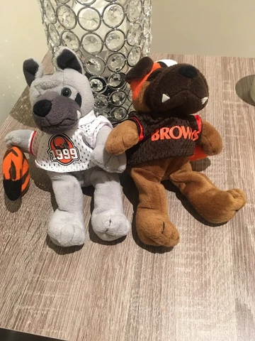 2 NFL TEAM MASCOTS BEANIES, CLEVELAND BROWNS & TRAPPER DOG. TAG MISSING Cover