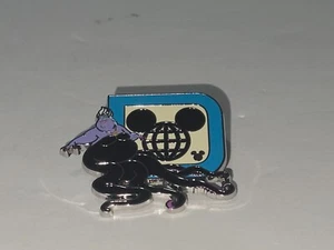 Prendedor oculto de Mickey de Ursula Walt Disney World serie D 2025 (8) - Imagen 1 de 2