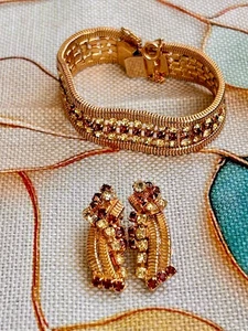 Set Demi-Parure Bracciale Vintage Firmato Hobé Tono Oro e Orecchini Clip-On - Foto 1 di 7