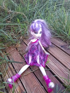 MONSTER HIGH SCHOOL DOLL - Picture 1 of 4
