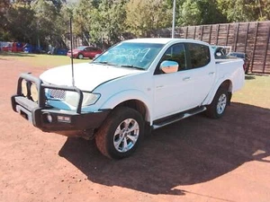 MITSUBISHI TRITON 08/2009-04/2015 LEFT FRONT BUCKET SEAT TYPE CLOTH BLACK GLX-R - Picture 1 of 12