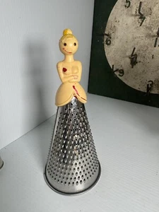 Rallador de Queso Circular Figura Mujer Decorativa Vintage - Imagen 1 de 5