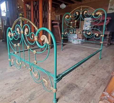 VICTORIAN FULL SIZE BRASS AND IRON BED Cover
