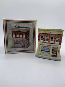 Vintage Hometown America Bossie’s Barber Shop Weihnachtsdorf Stück 1993 Neu aus altem Lagerbestand - Bild 1 von 9