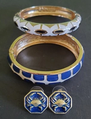2 pulseras brazalete esmalte Fornash y 1 par de pendientes cangrejo.  Azul/Negro/Blanco Foto 1 de 4