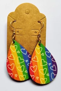 Pendientes colgantes de madera de orgullo con estampado de corazón con lágrima de arco iris de 1,75" nuevos - Imagen 1 de 2