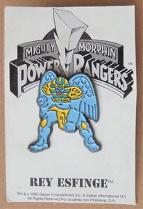 Power Rangers Pin 1995 Mighty Morphin Rey Esfinge Badge on card RARE - Picture 1 of 2