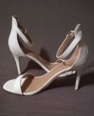 MATERIAL NIÑA SANDALIAS DE TACÓN DE AGUJA BLANCAS SIN CORDONES 3 con correa para el tobillo 8,5M EE. UU. Foto 1 de 3