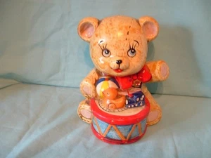 BANCO DE CERÁMICA DE OSO DE PELUCHE ENESCO - USADO EN EXCELENTE ESTADO - APROX 6" DE ALTO - Imagen 1 de 5