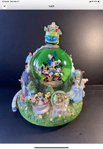 Disney World Magic Kingdom Snow Globe Musical Funzionante 4 Parchi Un Mondo Monorotaia - Foto 1 di 1