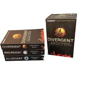 Divergent Series Veronica Roth Paperback Book Bundle Fantasy Sci Fi Slipcase YA - Foto 1 di 24
