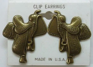 Pendientes con clip de silla de montar de vaquero Country Western en placa de oro antigua, NUEVOS - Imagen 1 de 4