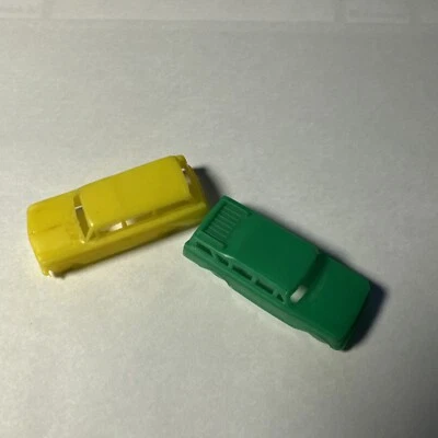 Coche de plástico moldeado primitivo de colección EE. UU. Amarillo Oldsmobile y verde Nash Rambler Foto 1 de 2