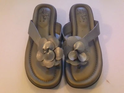 Life Stride Soft System Floral Tanga Peltre Talla 7M Sandalia de Verano Confort Épica Foto 1 de 4