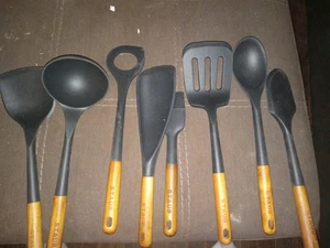 8 Staub Utensilien Set Silikon mit Holzgriffen - Bild 1 von 5
