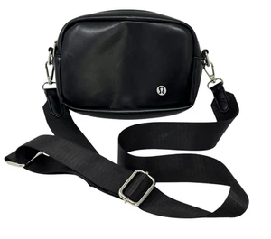 LULULEMON Logo schwarz Handtasche Tasche klein verstellbarer Riemen Abklopfen? - Bild 1 von 8