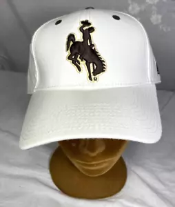 Nueva gorra ajustada “The Game” University Wyoming nueva con etiquetas (talla 7,5) - Imagen 1 de 12