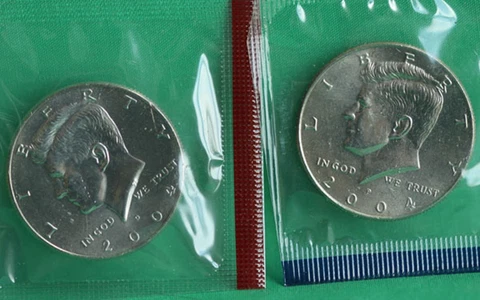 2004 P and D Kennedy Half Dollar Coin from US Mint Set 2 BU Cello Fifty Cent UNC Cover