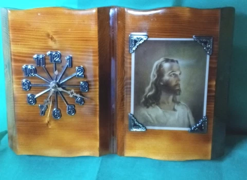 Vintage 1960s Cedar Slab Clock and Jesus Picture Tested Working Cover