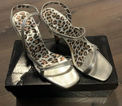 Sandalia Bebe con tiras plateadas de leopardo de tacón bloque talla 8,5 Foto 1 de 4