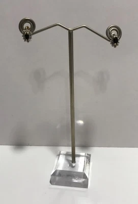 Pendientes con halo de diamantes y zafiros azules naturales de corte marquesa de oro de dos tonos de 14K Foto 1 de 4