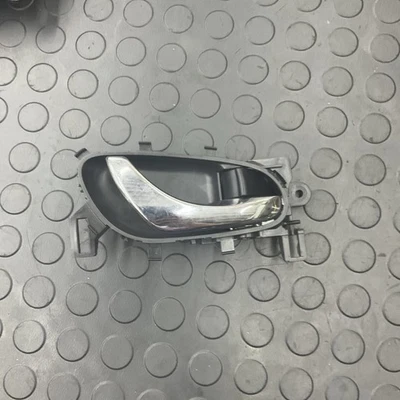 Manija interior puerta lateral derecha Nissan Rogue 2014-2019 80670-4BA0A OEM Foto 1 de 4