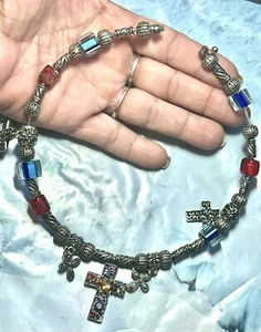 Collar gargantilla vintage tono plata - cuentas de vidrio azul y rojo/cruz - Imagen 1 de 10