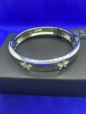 Brazalete brazalete con bisagra Guess plateado con logotipo emblema floral Foto 1 de 4