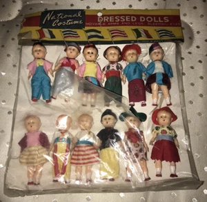 Espositore Bambole Vestite Mini Costume Nazionale Vintage + 12 Bambole!! RARO!! - Foto 1 di 8