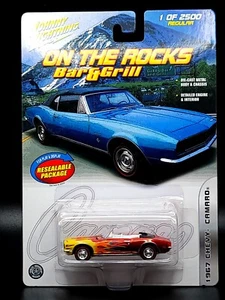 Johnny Lightning On The Rocks Bar & Grill 1967 Chevy Camaro Cabrio rot - Bild 1 von 7
