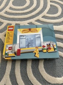 LEGO Miscellaneous: Store Picture Frame (40359) Damaged Box
