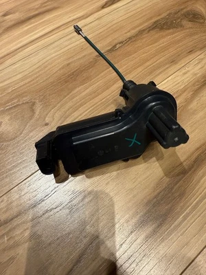 Оригинальный левый привод стояночного тормоза заднего водителя 2024 Fiat 500e 2-го поколения 68656765AA - Изображение 1 из 4