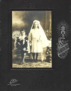 1 PHOTO A YOUNG GIRL & BOY THE DAY OF THEIR FIRST ROMAN CATHOLIC COMMUNION - Bild 1 von 6