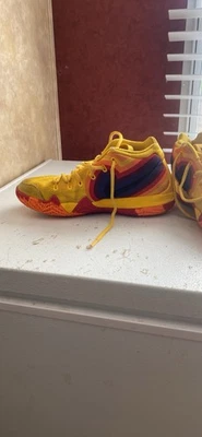 Zapato de baloncesto Kyrie Irving talla 5,5 años Foto 1 de 2