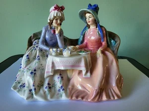 EINE ROYAL DOULTON "AFTERNOON TEA" FIGUR: HN1747: 6,75" BREIT: NB. BESCHÄDIGT - Bild 1 von 8