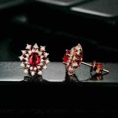 Серьги-гвоздики женские 3 карата овальной огранки созданные лабораторией красные рубиновые ореолы покрытие розовым золотом 14 карат - Изображение 1 из 4
